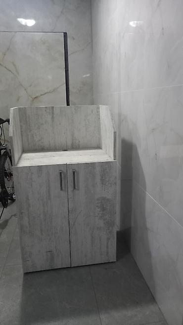 tankdakı künc divarları: Ağ-boz beton teksturalı MDP/laminatdan hazırlanmış praktik dolablı — 1
