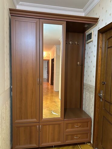 Dehliz dolabi 150m satilir. Ölçu 1.27 eni 2.30 hundurluk. Yaxsi