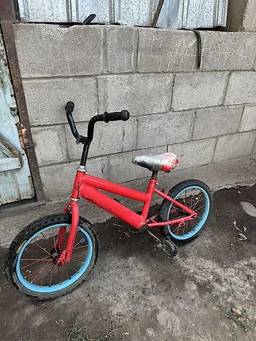 тройки детские: Детский велосипед BMX-стиля с колесами около 16 дюймов. - Рама и — 1