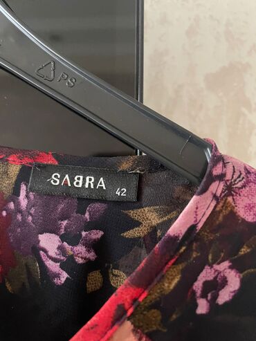 Dəstlər, kostyumlar: Brend: SABRA Ölçü: 40-46-48 Məhsul təsviri: - 2 parçadan ibarət dəst — 4