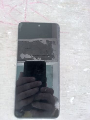 Boşqablar: Redmi brendinə məxsus qara rəngli smartfon. Cihazın arxa tərəfində iki