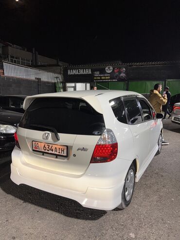 продаю машину требуется ремонт двигателя: Honda Fit: 2003 г., 1.3 л, Вариатор, Бензин, Универсал