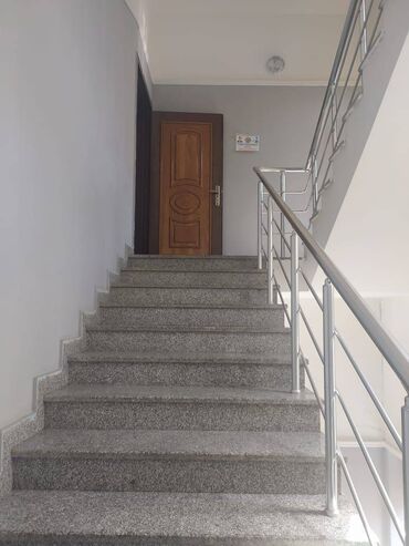 Mağazalar: Binəqədi rayon ərazisində 4 mərtəbəli tam təmirli, 700 kv sahəsi olan — 12