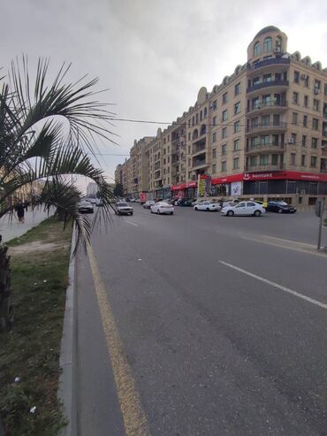 Digər kommersiya daşınmaz əmlakı: Heyder eliyev prospektində mərkəzdə, 3 mərtəbəli, obyekt icareye — 2