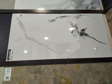 Elektrik malları: Ağ rəngdə, mərmər naxışlı keramik plitə. Üzərində qara və boz