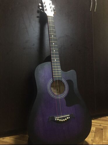 Музыкальные инструменты: Продаю гитару!(фиолетово-черный цвет, акустическая) практически новая