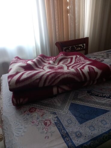 Digər: Bir cüt yun odeyal .Sovetindir. işlənməyib. Təzədir. Ölçüləri 220×150