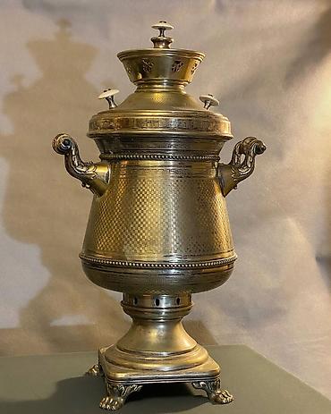 Qədim samovarlar: Antik samovar – metal (bürünc/latun tonlarında), kömür/od kömürü ilə — 1