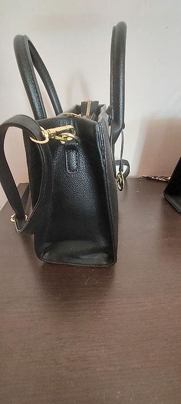 louis vuitton replike: Michael Kors ženska torba – crna, kožna, sa zlatnim detaljima - — 2
