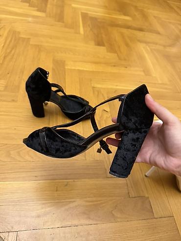 qara ayaqqabı: Qadın üçün qara klassik sandalet - Model: T-qayışlı, açıq burunlu - — 1