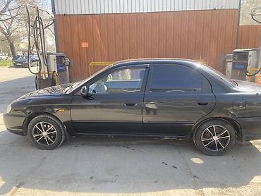Другие автомобили: Седан компакт-класса, 4 двери, темно‑зеленый/черный цвет. Киргизские — 4