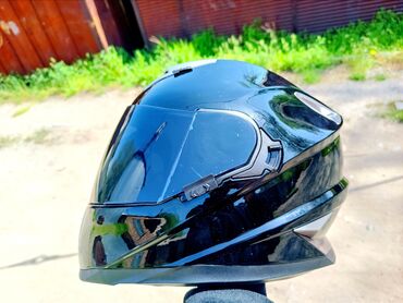 шлем мото: Чёрный Шлем с чёрным визором . Чёткий шлем с дополнительными рёбрами