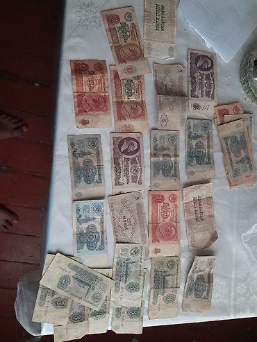 Kolleksiya üçün köhnə kağız pul əskinasları və zəncirli cib saatı
