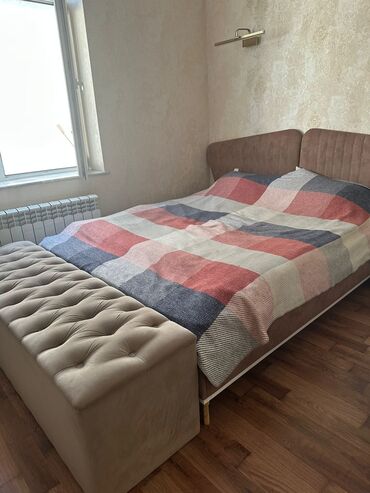 Столы и стулья: Двуспальная кровать