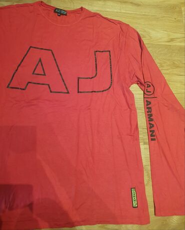 kozna jakna i duks: AJ Armani jeans crvena duks majica dugih rukava za muskarce, ima jako