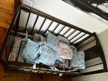 детскую кроватку с бортиками и балдахином: Детская приставная кроватка, Б/у, Без колесиков, цвет - Коричневый