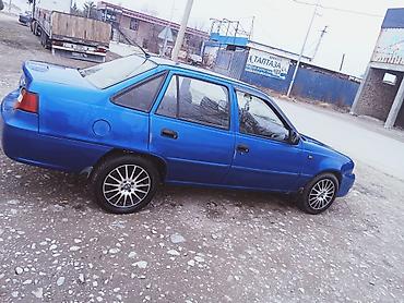 Другие автомобили: Седан синего цвета, 4 двери. Атмосферный бензиновый двигатель — 1