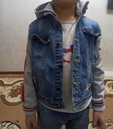 детская кожанная куртка: Детская джинсовая куртка 5-6 лет в отличном состоянии. Уни