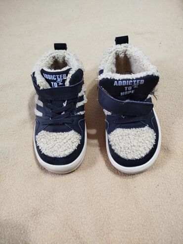 Детская обувь: Продаю детскую обувь в идеальном состоянии. Брали от 3500 сом. От 400 — 20