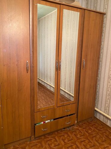 купить мебель для кафе бу: Продаю шифоньер и двух спальный диван