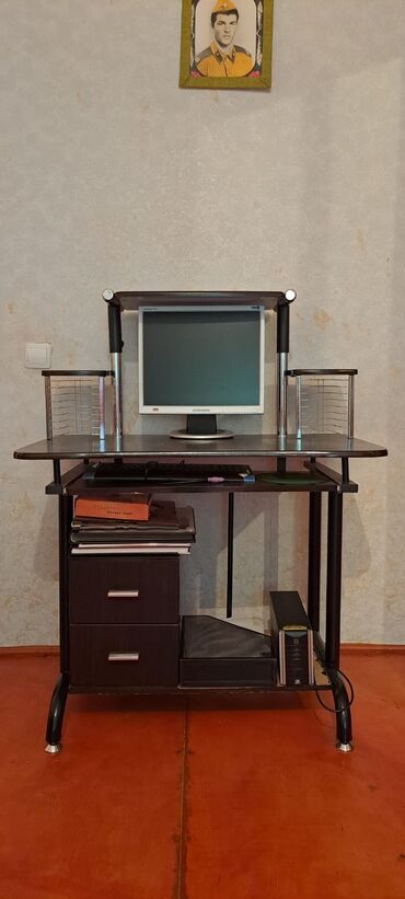 kompyuter stolu: Komputer masası satılır. Üzərində Samsung monitor və klaviatura var