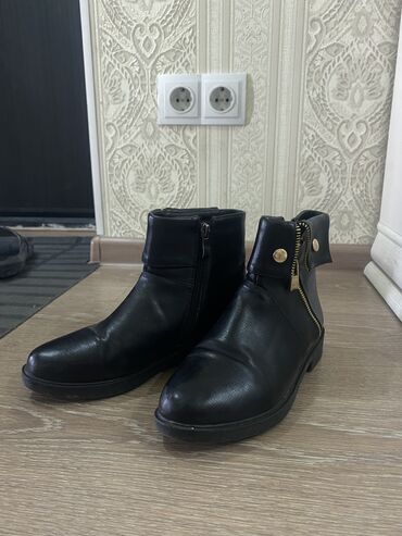 черная обувь: Ботинки на осень,черного цвета,в хорошем состоянии,размер 35,цена 400