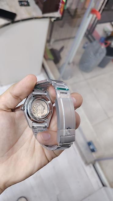 oyster saat: Saat: Kvars mexanizmi olan analoq qol saatı Model yazısı: “ROLEX — 6