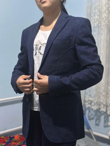 альт одежда: Элегантный блейзер темно-синего цвета с текстурированной тканью. Имеет