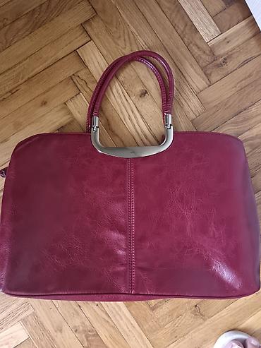 torbe sa stampom: Elegantna tašna u bordo/cranberry boji, klasičnog, pravougaonog kroja — 3