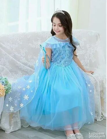 Kostimi za maskenbal: **model Š sa plaštom** **- Haljina je plava i ukrasna i možete je — 1