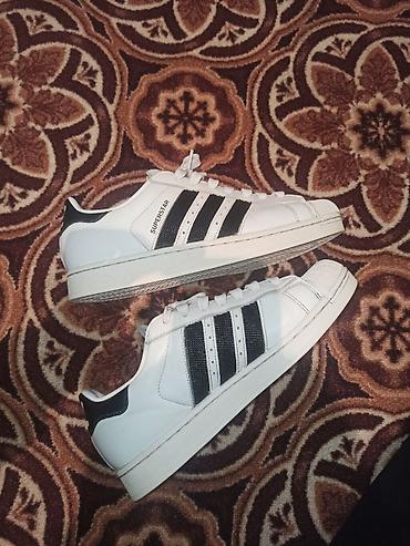 бут кимдер: Эркектердин кроссовкасы, 43, Adidas, Колдонулган, түсү - Ак — 1