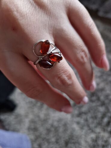 Кольца: Продам серебряное кольцо с янтарем.
размер 17
цена 2000с