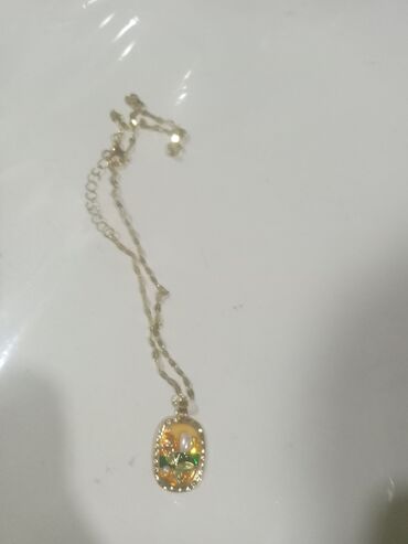 Bijuteriya dəstləri: Zərgərlik dəsti – qızılı rəng aksesuarlar Tərkib: - Boyunbağı 1: incə — 4