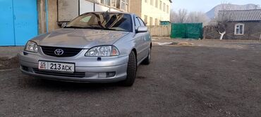 дэу матиз 1: Седан Toyota Avensis серебристого цвета, оснащенный литыми дисками и