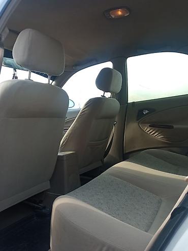 Другие детали салона: Легковой автомобиль седан, салон бежевый тканевый. Основные — 9