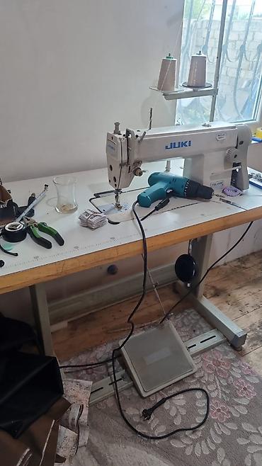juki: JUKI DDL-5550 sənaye tikiş maşını və iş masası - Brend/model: JUKI — 1
