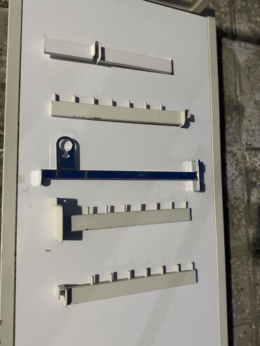 Stend vitrinləri: Ağ rəngdə müxtəlif vitrin ləvazimatları, asılqanları satılır. Sayları -da lalafo.az — 2 Stend vitrinləri: Ağ rəngdə müxtəlif vitrin ləvazimatları, asılqanları satılır. Sayları — 2