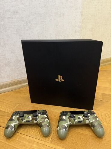 PS4 (Sony Playstation 4): Qara rəngli PlayStation 4 pro oyun konsolu və iki ədəd kamuflyaj