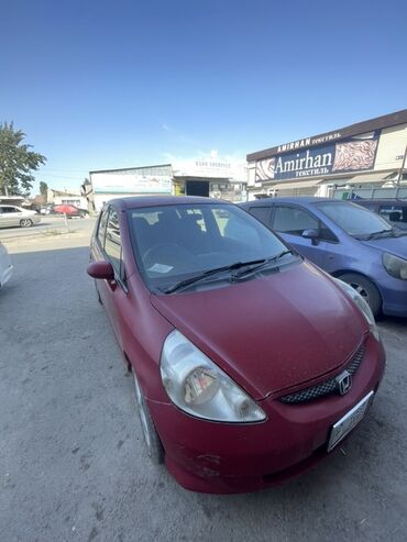 скупка авто в любом состоянии: Хэтчбек Honda Fit красного цвета. Автомобиль отличается компактными
