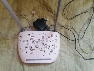 Настольные ПК и рабочие станции: TP-Link istehsalı olan bu ağ rəngli Wi-Fi routeri, evdə və ya ofisdə