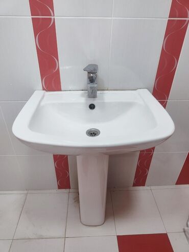 Lak-boya məhsulları: Ayaqlı keramik lavabo. Ağ rəngdə və klassik dizayna malikdir, vanna