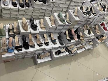 Sandale: AKCIJA
1700din.
roba sa Kosova — 9