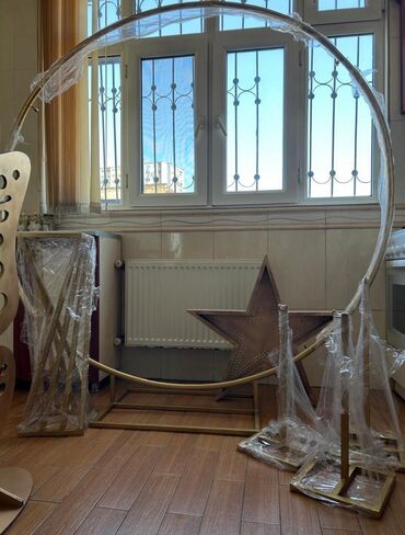 Digər biznes avadanlığı: 1 dəmir kruq - 1,80 3 Dəmir dayaq (Maket üçün) Tort masası 1 bej — 4