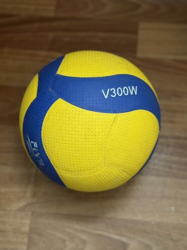 какой волейбольный мяч купить: Волейбольный мяч Mikasa V300W, выполненный в характерной желто-синей