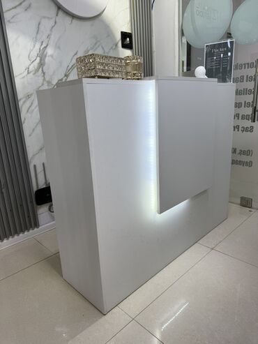 мебель в стиле лофт: Ağ rəngli resepsiyon/qarşılama stolu və ofis kreslosu dəsti -