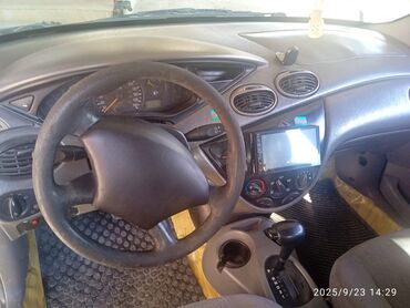 Ford: Ford Focus sedan (mk1) – yaşıl rəngli, 4 qapılı. Texniki və daxili — 16