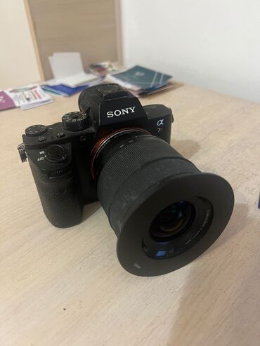 Фотоаппараты: Продам Sony A7R II, объектив 28-70, 3.5-5.6, 4 батарейки в комплекте