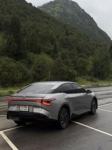 byd e1: Toyota bZ3: 2024 г., Электромобиль, Седан — 3