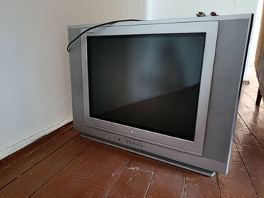 усилитель аудио: Телевизор LG с электронно-лучевой трубкой, выполненный в серебристом