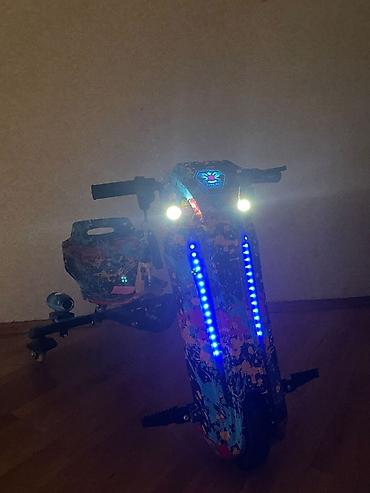 drift car elektrikli scooter: Elektrikli uşaq drift skuter-kart - Rəngli “splash” dizaynlı gövdə — 1